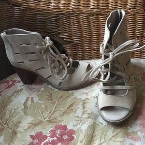 Vince Camuto beige suede stocked heel lace tie up sandals Size 6